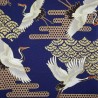 Tissu grues japonaises sur fond bleu avec vagues dorées