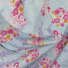 Tissu bleu pastel fleurs fuchsia orange et blanches en coton dobby