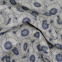 Tissu japonais ombrelles bleues fond écru