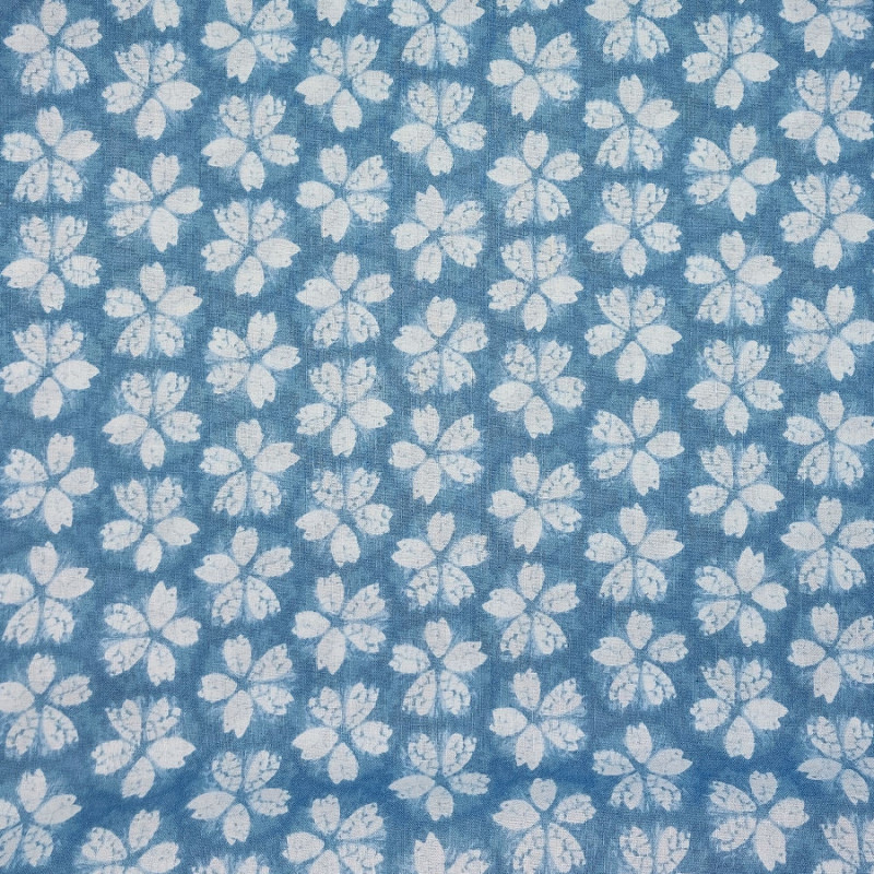Tissu japonais bleu clair fleurs de cerisier esprit shibori