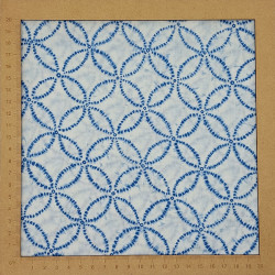 Tissu japonais blanc motifs shippo en bleu esprit shibori
