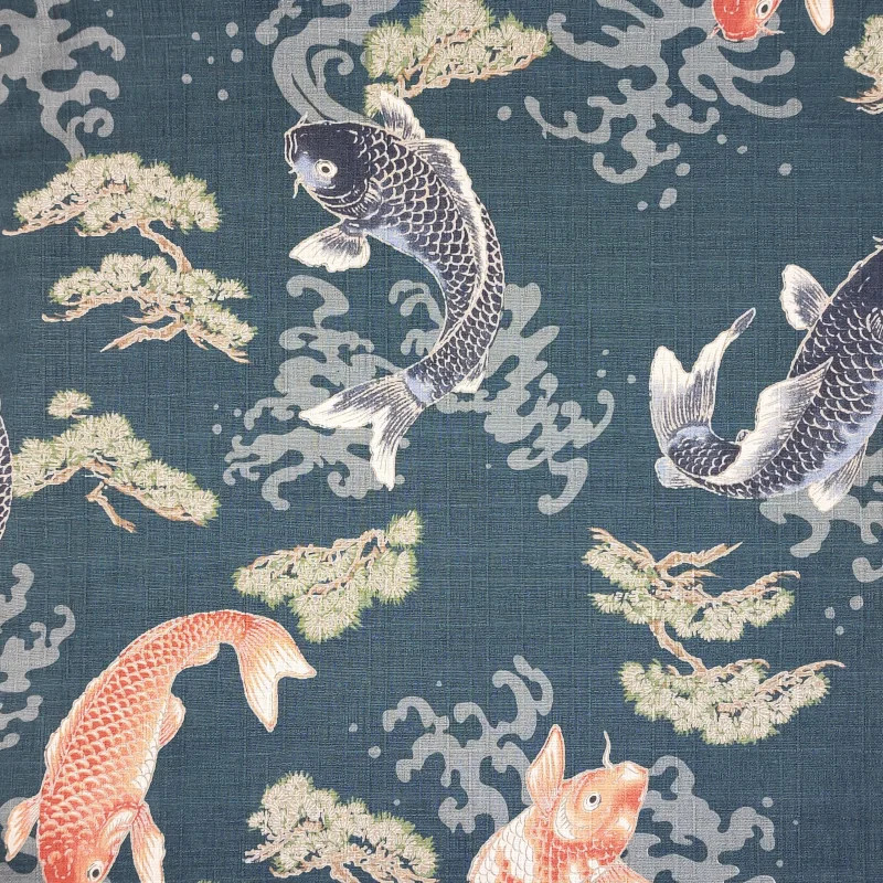 Tissu carpes et pins sur fond  sur fond vert émeraude foncé en coton dobby