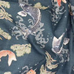 Tissu carpes et pins sur fond  sur fond vert émeraude foncé en coton dobby