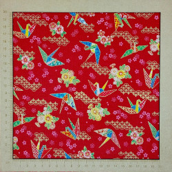 Tissu japonais grues origami et fleurs fond rouge