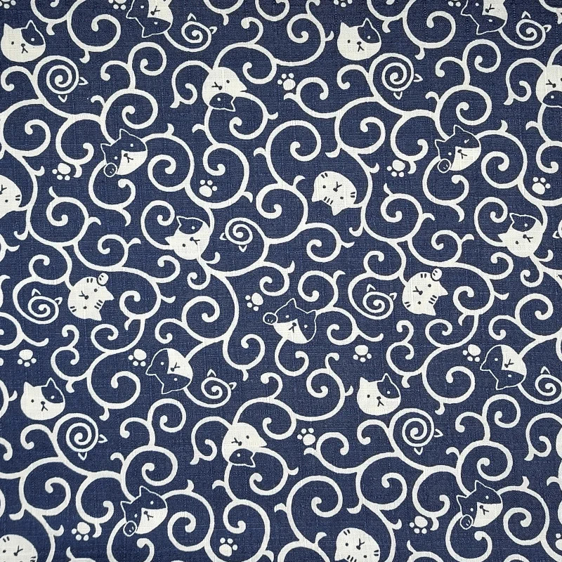 Tissu bleu nuit chats et arabesques en coton dobby