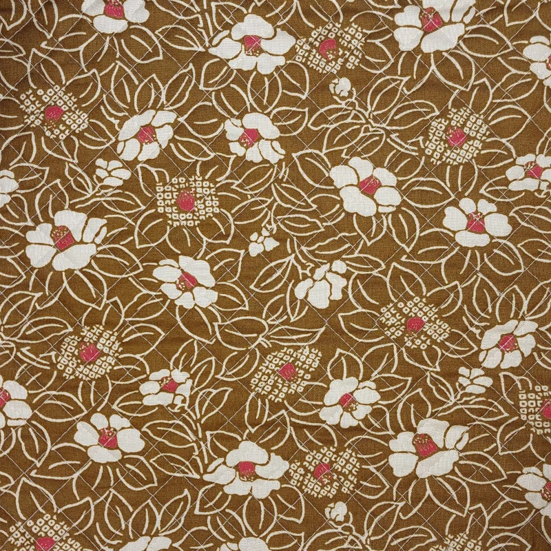 Tissu matelassé japonais camélias sur fond brun caramel