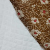 Tissu matelassé japonais camélias sur fond brun caramel