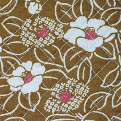 Tissu matelassé japonais camélias sur fond brun caramel