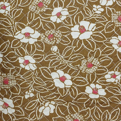 Tissu matelassé japonais camélias sur fond brun caramel