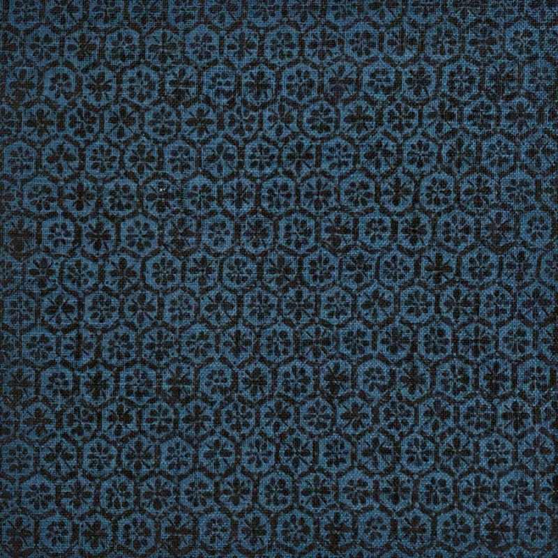 Tissu japonais bleu nuit et bleu hexagones et petites fleurs