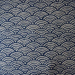 Tissu japonais grandes vagues seigaiha bleu indigo